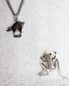 lot 164 image: Jewelry, animal themed silver tone pig with MCP necklace and frog pin