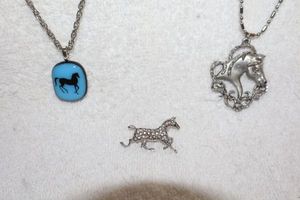 lot 112 image: Jewelry, animal themed Horse jewelry