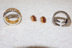 lot 121 image: Jewelry, animal themed Elephant and sloth rings, hedgehog earrings