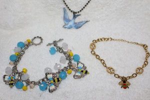 lot 104 image: Jewelry, animal themed Bird and bees jewelry