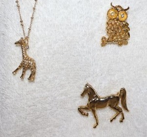 lot 106 image: Jewelry, animal themed Gold toned jewelry