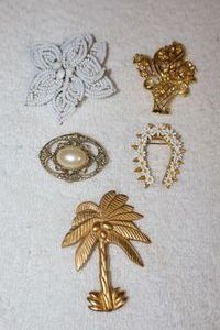 lot 181 image: Jewelry Gold tone and white brooch pins