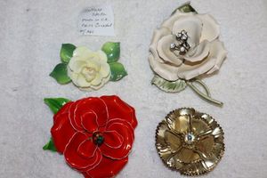 lot 182 image: Jewelry Ceramic and metal flower brooch pins