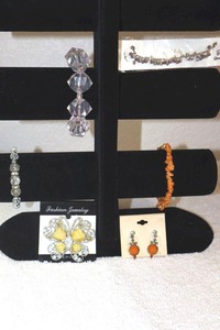 lot 214 image: Jewelry Ankle bracelet, butterfly pin, bracelets and more