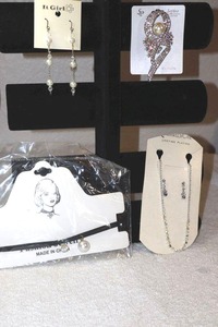 lot 216 image: Jewelry Mixed pieces with pearl accents