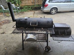 lot 1 image: Smoker outdoor grill