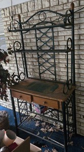 lot 370 image: Bakers rack