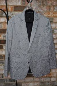 lot 64 image: International Concepts light gray suit jacket, size L slim fit