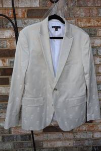 lot 63 image: International Concepts off white suit jacket with skull pattern, size L