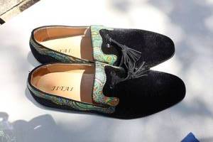 lot 11 image: Mens leather shoes JITAI black suede and paisley. Size 10 gently used.