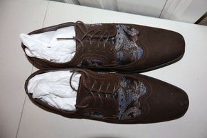 lot 16 image: Mens leather shoes TALLIA brown leather with flower embroidery, size 10 gently used.
