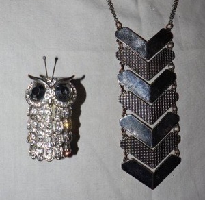 lot 30 image: Movement Jewelry V-shaped tiered necklace and double owl ring