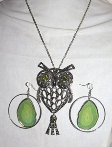 lot 36 image: Movement Jewelry large owl pendant necklace and green stone slice earrings