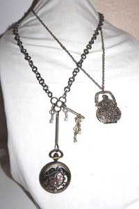 lot 38 image: Movement Jewelry pocket watch style pendant and purse locket pendant necklaces