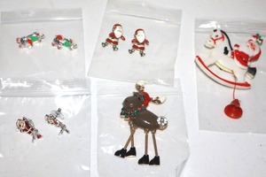 lot 40 image: Movement Jewelry Christmas pins and earrings