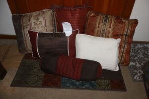 lot 263 image: Decorative pillows and entry rug