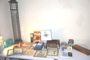 lot 291 image: Housewares and CD tower