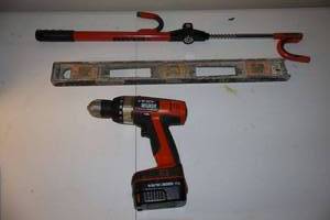 lot 303 image: Tools Black&Decker cordless screwdriver, level, and Club (needs key)