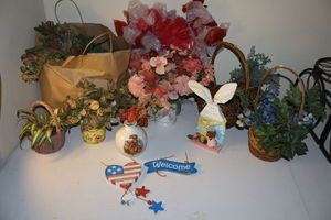 lot 326 image: Baskets, flowers and dcor