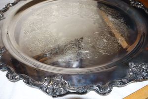 lot 49 image: Large silver plated serving tray. Intl. Silver Co. 24 round
