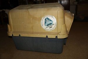 lot 336 image: Plastic dog house