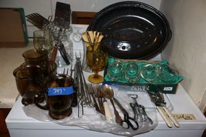 lot 347 image: Kitchen lot roasting pan, wine glasses, brown glass mugs and bowls, vintage steak knives and more