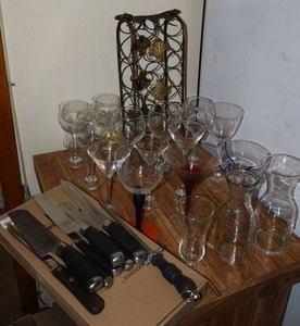 lot 349 image: Kitchen lot drinking glasses, knife set, and wine rack