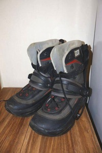 lot 363 image: Snowboarding boots
