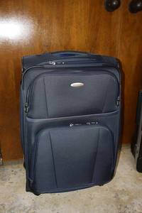 lot 412 image: Samsonite rolling luggage case