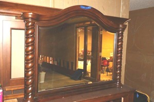 lot 415 image: Large dresser top mirror only (heavy - bring help to remove)