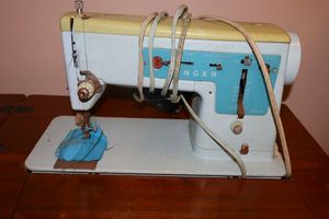 lot 429 image: Vintage Singer sewing machine and table. See photos