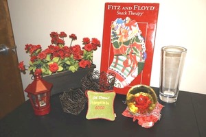 lot 394 image: Christmas dcor includes Fitz and Floyd snack plate