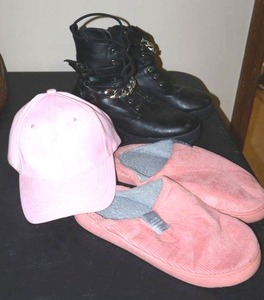 lot 388 image: Womens Cape Robbin Black boots with ankle chain (size 10) plus pink slippers and hat