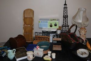 lot 426 image: Housewares and office items includes baby desk lamp and vintage ceramic bird ash tray