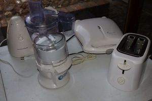 lot 433 image: Kitchen Belgian waffle maker, food processors, and toaster