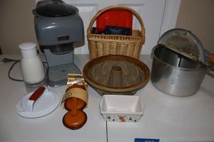 lot 442 image: Kitchen items includes vintage hand crank popcorn popper and electric ice shaver for snow cones.