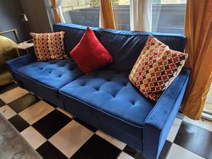 lot 69 image: Blue Velvet Love Seat w Decorative Pillows