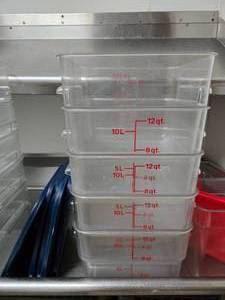 lot 36 image: Lot of 5 Cambro CamSquares 12SFSCW 12qt Square Food Storage Containers w 5Lids