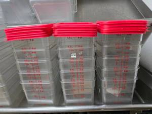 lot 39 image: Lot of 15 Cambro CamSquares 8SFSCW 8qt Square Food Strorage Containers w 15 Lids