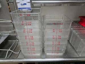 lot 42 image: Lot of 11 Cambro CamSquares 8SFSCW 6qt Square Food Storage Containers