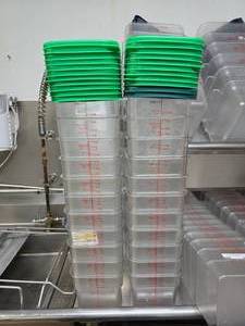 lot 43 image: Lot of 22 Cambro CamSquares 4SFSCW 4qt Square Food Storage Containers w 22 Lids