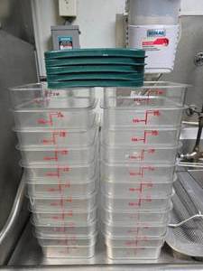 lot 44 image: Lot of 20 Cambro CamSquares 2SFSCW 2qt Square Food Storage Containers w 5 Lids