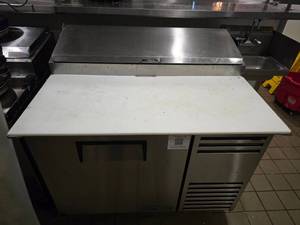 lot 30 image: True 44 TPPAT Series Pizza Prep Table w Refrigerated Base (Model TPP-AT-44-HC).&nbsp UNIT ROLLS FOR EASY REMOVAL.
