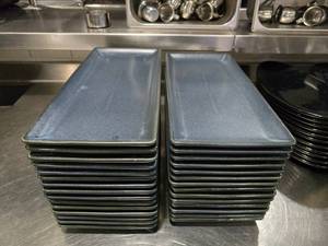 lot 130 image: Lot of Porcelain Robert Gordon Potters Collections Storm Blue Coupe Rectangular Tray