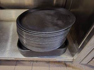 lot 133 image: Lot of Food Service Trays.  20 Round & 13 Rectangle Trays