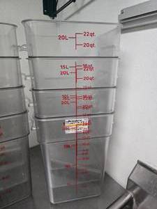 lot 138 image: Lot of 4 Cambro CamSquares 22SFSCW 22qt Square Food Storage Containers