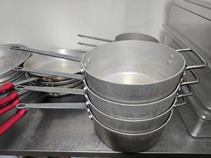 lot 142 image: Lot of 4 DON 1027566 10qt (11.50) Aluminum Sauce Pans