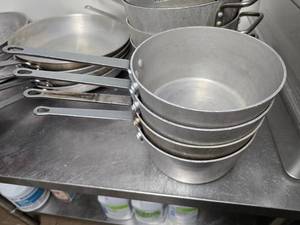 lot 143 image: Lot of 4 DON 1027564 4.5qt (8.75) Aluminum Sauce Pans