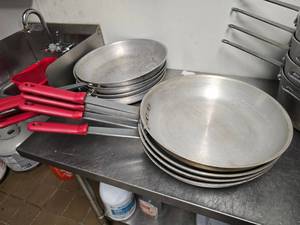 lot 144 image: Lot of 4 DON K2333 Aluminum 3004 Series 14 Fry Pans w DonCool Handles