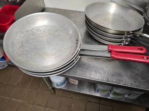 lot 145 image: Lot of 4 DON K2333 Aluminum 3004 Series 14 Fry Pans w DonCool Handles